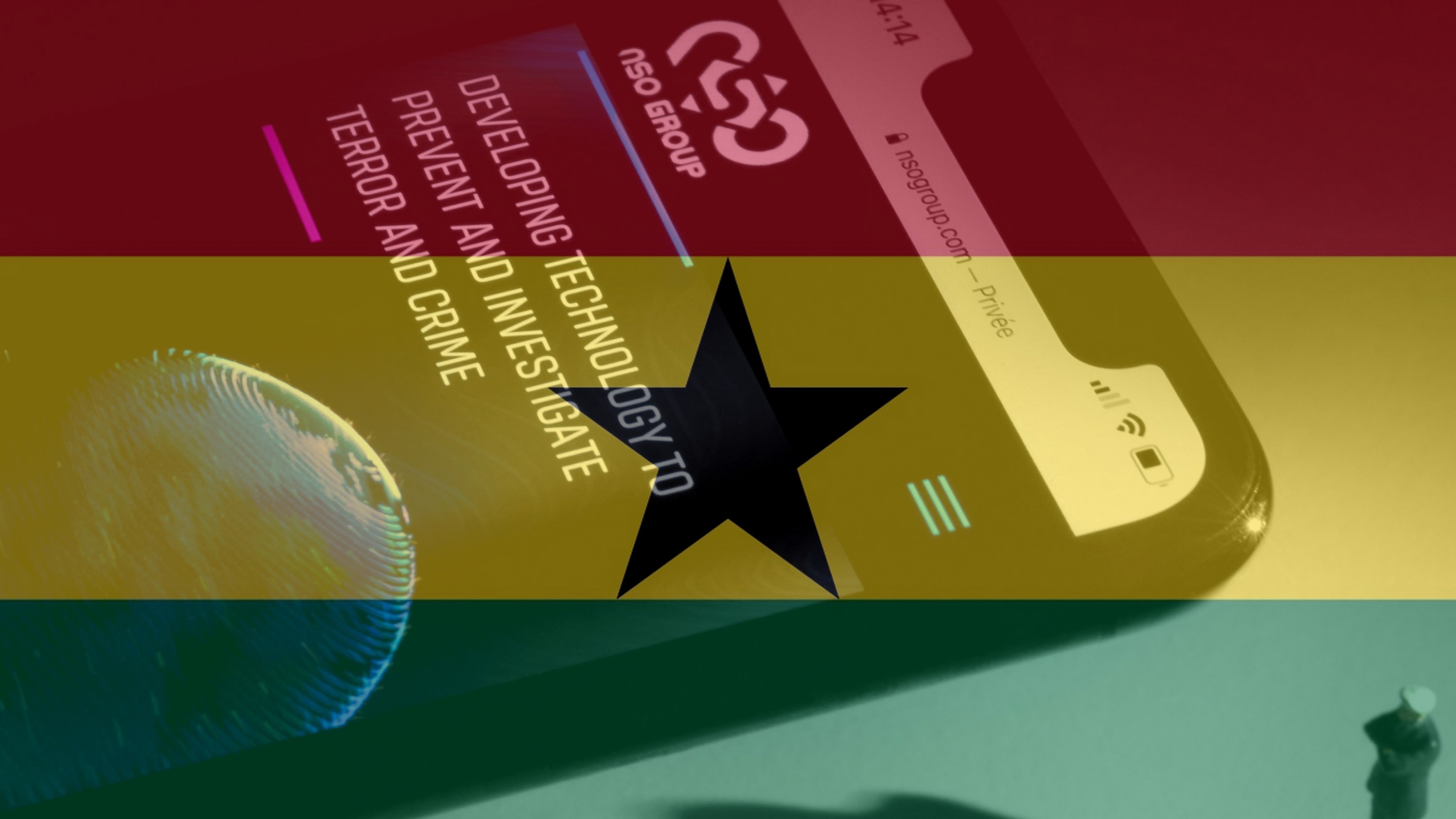 L'image montre un téléphone portable affichant des informations sur une application ou un site lié au développement de technologies pour enquêter sur le terrorisme et le crime. L'arrière-plan évoque le drapeau du Ghana, avec une étoile noire au centre, symbolisant probablement une connexion ou un lien avec le pays. On peut également voir une silhouette d'une personne projetée sur la surface en rapport avec le contexte technologique.