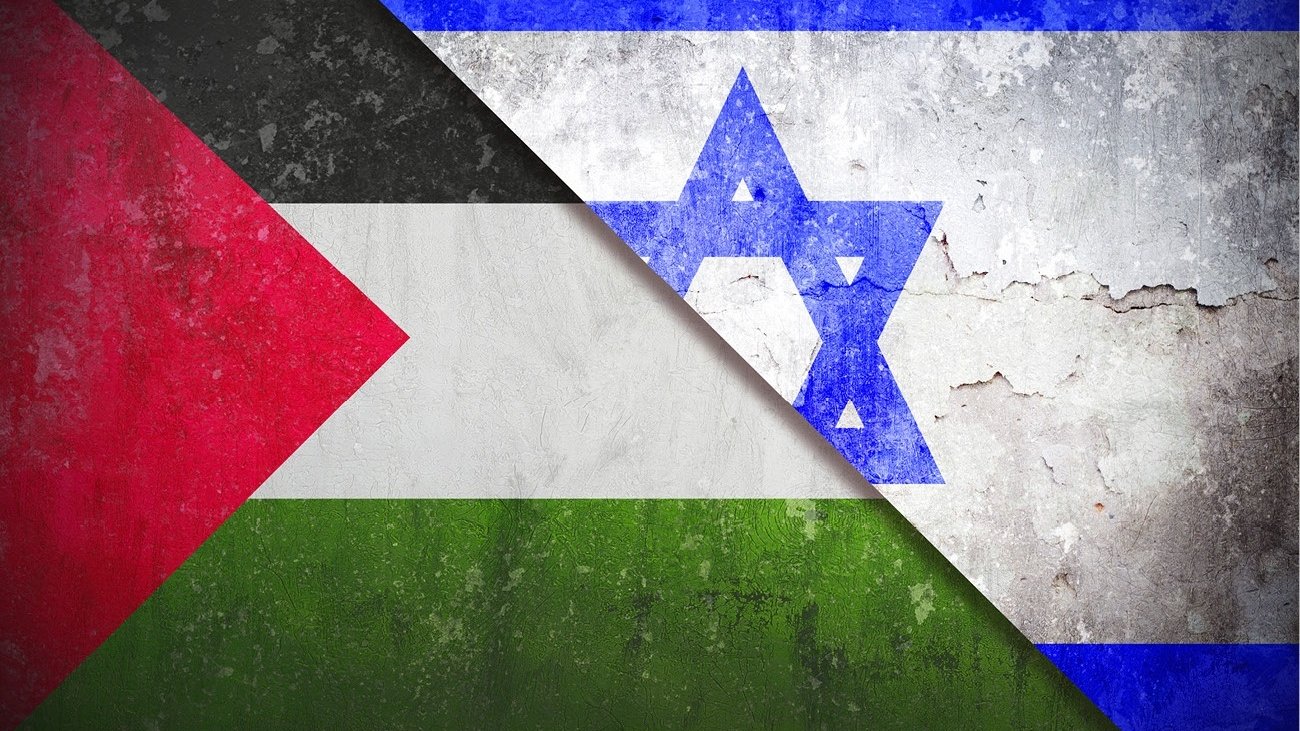 L'image montre deux drapeaux superposés de manière à ce qu'ils se rencontrent en diagonale. À gauche, le drapeau palestinien, aux couleurs rouge, noir, vert et blanc, et à droite, le drapeau israélien, avec ses couleurs bleu et blanc, comportant une étoile de David. Le fond des drapeaux présente une texture rugueuse, évoquant une ambiance de conflit ou de tension.
