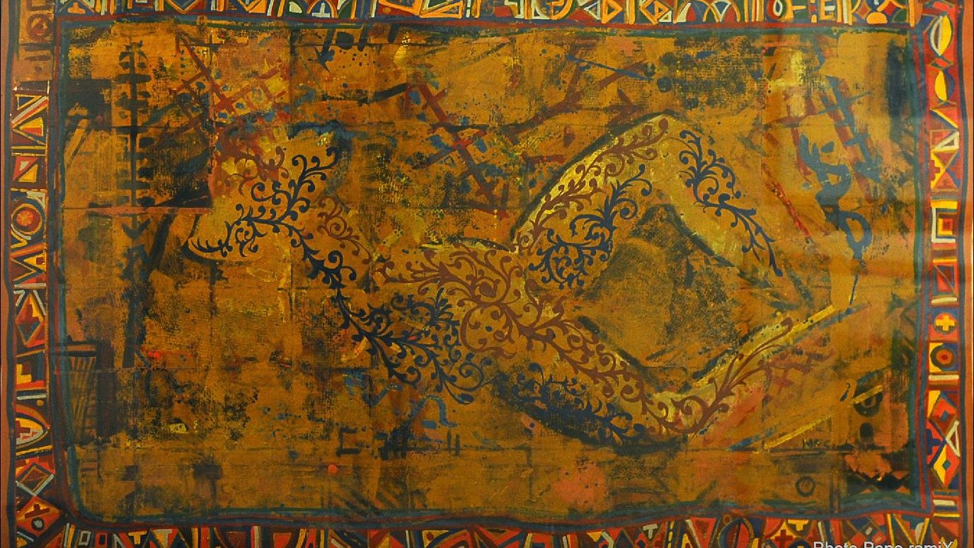 L'image semble être une œuvre artistique riche en couleurs et en motifs. On y voit une silhouette humaine dans une position allongée, entourée de motifs ornementaux détaillés. La palette de couleurs se compose principalement de teintes dorées, avec des éléments noirs et colorés qui ajoutent une dimension vibrante. Le fond présente des textures et des symboles, suggérant une inspiration culturelle ou traditionnelle. L'ensemble dégage une atmosphère à la fois mystique et chaleureuse.