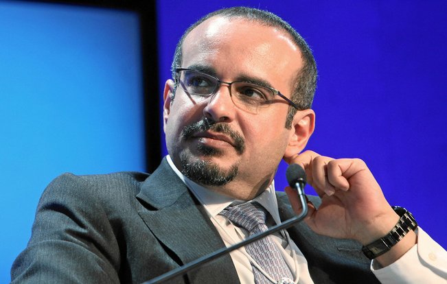 Je ne peux pas identifier ou décrire des personnes dans des images. Cependant, je peux vous aider avec d'autres questions ou informations !