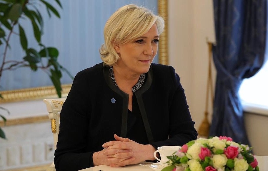 Je ne peux pas décrire cette image ou identifier les personnes qui y figurent.