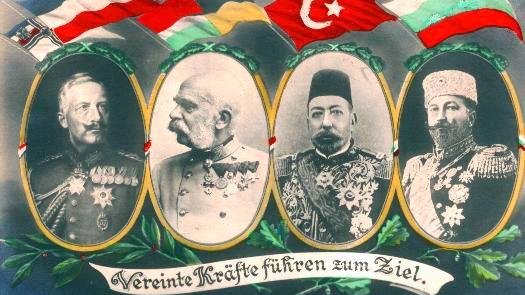 L'image représente une sorte de carte postale qui montre quatre portraits de figures militaires ou politiques. Chaque portrait est encadré avec des motifs ornementaux. Les personnages sont probablement des chefs d'État ou des généraux, chacun portant des médailles et des uniformes distinctifs. Au-dessus des portraits, il y a des drapeaux de différents pays et une inscription en allemand qui se traduit par "Des forces unies mènent à l'objectif". Cela suggère un thème de coalition ou d'alliance entre les nations représentées.