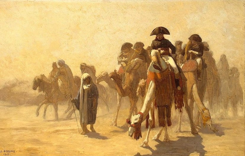 Cette image représente une scène de désert avec plusieurs personnages sur des chameaux. Au centre, un homme portant un uniforme militaire, probablement inspiré par Napoléon, est assis sur un chameau. Il semble observateur et pensif, tandis que d'autres figures montent également des chameaux. En bas à gauche, une personne en habits traditionnels se tient debout, semblant encadrer la troupe. L'atmosphère est poussiéreuse et chaude, évoquant l'ardeur du désert avec des tons de beige et de marron. La composition dégage une sensation de voyage et d'aventure.