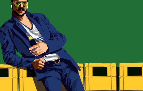 L'image représente un homme élégant, vêtu d'une veste bleue et d'un tee-shirt blanc, avec un pantalon assorti. Il est appuyé contre une pile de caisses jaunes et porte des lunettes de soleil. Son style est décontracté, avec des baskets bleues. Il semble confiant et décontracté, ajoutant une touche de modernité à son apparence. Le fond est vert, ce qui crée un contraste saisissant avec sa tenue.