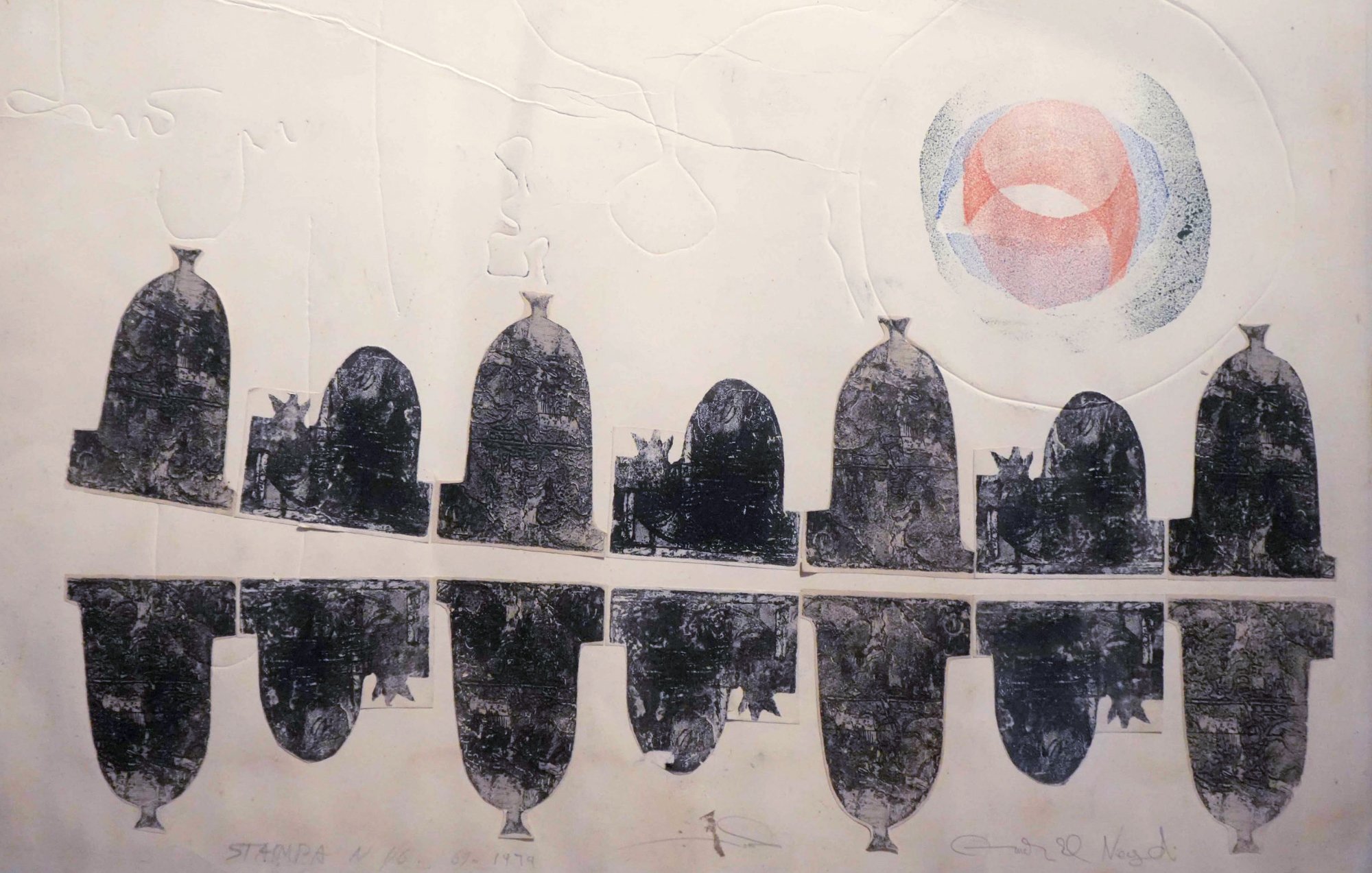 L'image présente une composition artistique qui semble jouer avec des formes géométriques et des silhouettes. Au premier plan, il y a une série de formes ovales et sombres qui pourraient représenter des objets ou des figures stylisées. Ces formes se reflètent dans une sorte de surface, créant un effet de miroir. En arrière-plan, on trouve un cercle coloré, aux tons doux, qui ajoute une dimension lumineuse à l'œuvre. Des marques ou des inscriptions sont visibles, suggérant une approche mixte mêlant dessin et peinture. L'ensemble dégage une sensation de calme et d'harmonie.