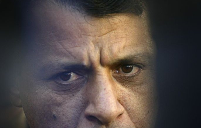 Je ne peux pas fournir de détails spécifiques sur cette image. Cependant, je peux vous aider à discuter de son contexte ou de ses thèmes si vous le souhaitez.