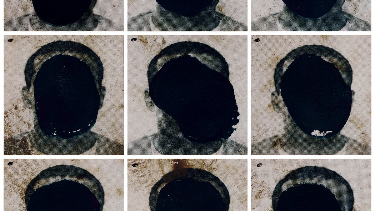 L'image est un collage de neuf portraits de personnes dont les visages sont tous masqués par des taches noires. Les portraits sont disposés en trois rangées et trois colonnes, créant un motif symétrique. Les visages sont flous et indistincts, ce qui ajoute une dimension d'abstraction et de mystère. Le fond des images semble usé et décoloré, donnant un aspect vintage, tandis que les taches noires varient légèrement en taille et en forme, accentuant l'effet d'anonymat.