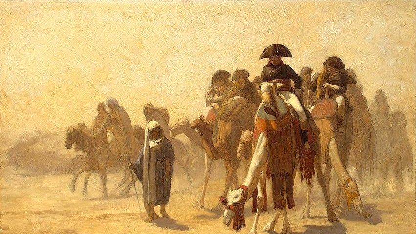 Cette image représente une scène de désert avec plusieurs personnages sur des chameaux. Au centre, un homme portant un uniforme militaire, probablement inspiré par Napoléon, est assis sur un chameau. Il semble observateur et pensif, tandis que d'autres figures montent également des chameaux. En bas à gauche, une personne en habits traditionnels se tient debout, semblant encadrer la troupe. L'atmosphère est poussiéreuse et chaude, évoquant l'ardeur du désert avec des tons de beige et de marron. La composition dégage une sensation de voyage et d'aventure.
