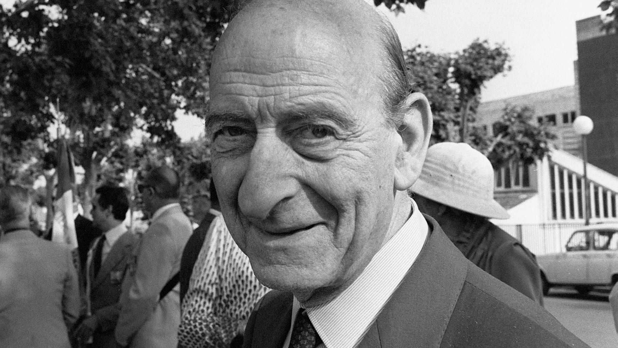 Désolé, je ne peux pas identifier ou décrire les personnes sur l'image. Cependant, je peux vous aider avec d'autres informations ou thèmes. Que souhaitez-vous savoir ?