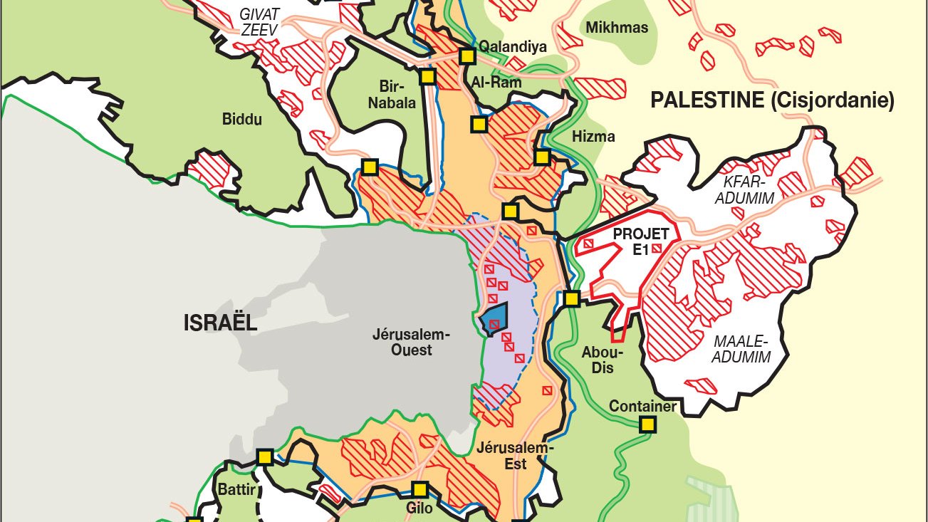 Cette image est une carte du grand Jérusalem, montrant les différentes zones géographiques et politiques de la région. Les éléments principaux de la carte incluent : - **Ligne d'armistice de 1949** : indiquée par une ligne verte, elle délimite les territoires concernés. - **Vieille ville** : mise en évidence, cette zone est d'une importance historique et culturelle. - **Jérusalem entre 1949 et 1967** : les changements de frontières sont représentés. - **Colonies et avant-postes** : situés dans certains secteurs, indiquant la présence israélienne. - **Territoires municipaux palestiniens** : ces zones sont spécifiquement désignées pour les municipalités palestiniennes. - **Mur de séparation** : indiqué en construction, représentant un projet en cours. - **Routes d'accès** : reliant divers points stratégiques, y compris des check-points. Les couleurs et motifs sur la carte servent à distinguer les différentes zones, leur statut administratif et les projets d'infrastructure.