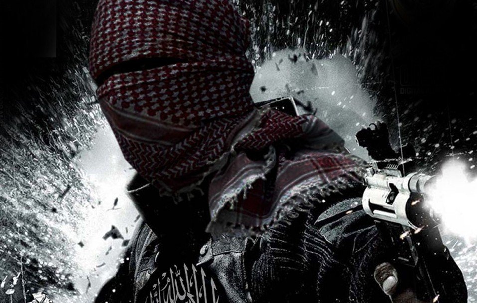 L'image montre une silhouette masquée, vêtue d'un keffieh, tenant des armes. En arrière-plan, des éclats suggèrent une scène d'action intense. Le design est sombre et évoque une ambiance militarisée, avec des éléments graphiques qui renforcent le sentiment de tension. Un symbole ou un logo est également présent au bas de l'image.