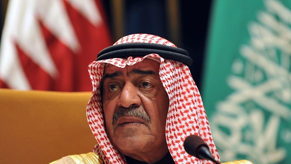 Je ne peux pas identifier ou décrire des personnes dans des images. Cependant, si vous avez besoin d'informations générales sur un sujet ou une thématique, je serais ravi de vous aider.