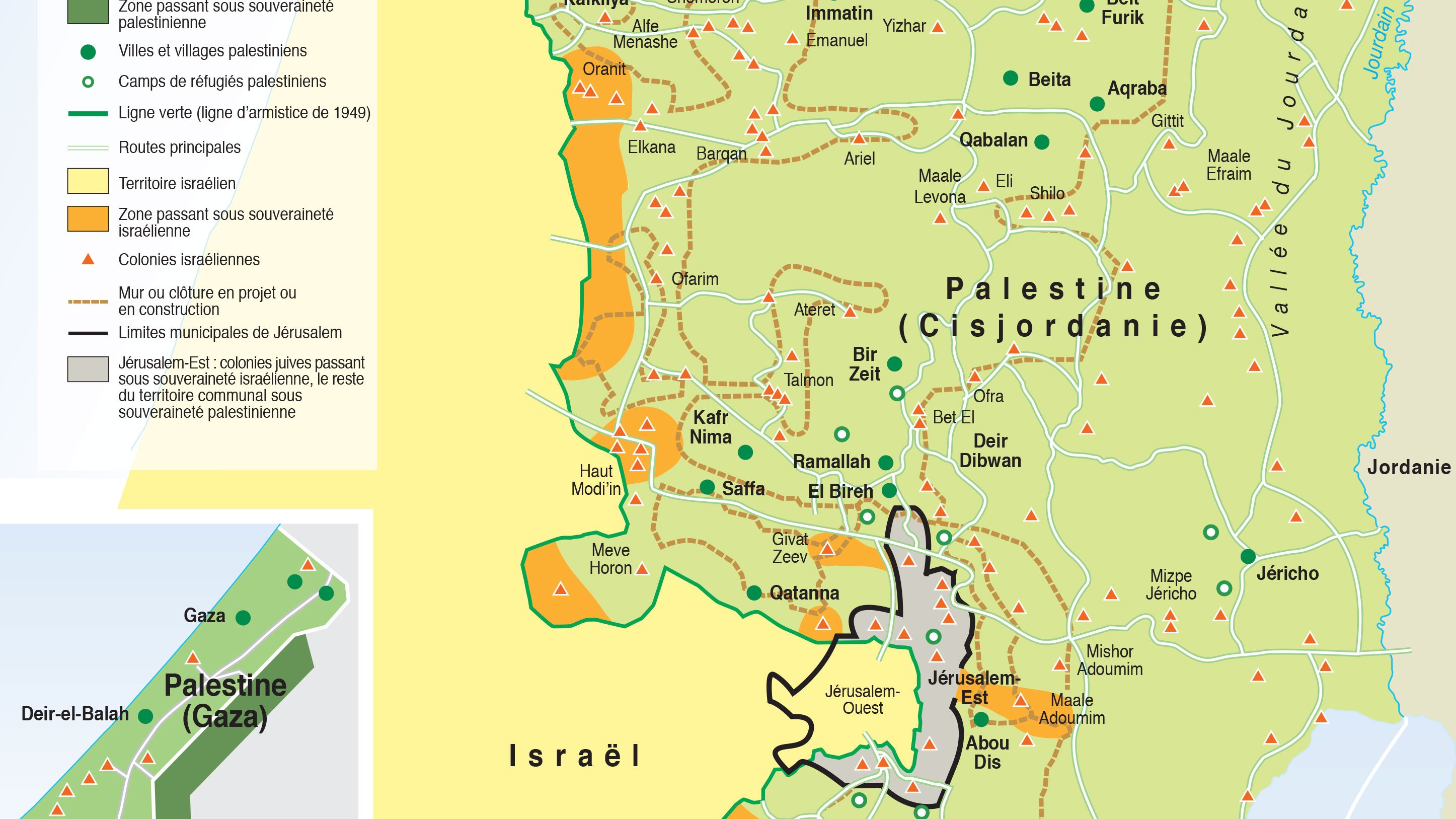 Cette image est une carte géographique représentant la région de la Palestine, incluant à la fois la Cisjordanie et la bande de Gaza. On y trouve des indications sur les territoires palestiniens, les villes et villages, ainsi que des frontières et des zones spécifiques. Les différentes couleurs et légendes permettent de distinguer les zones administratives, les routes principales, et d'autres éléments géographiques importants. La carte est agrémentée de notes sur l'histoire et la situation politique de la région. Les noms des lieux sont écrits en français et cartographient la complexité de la région.