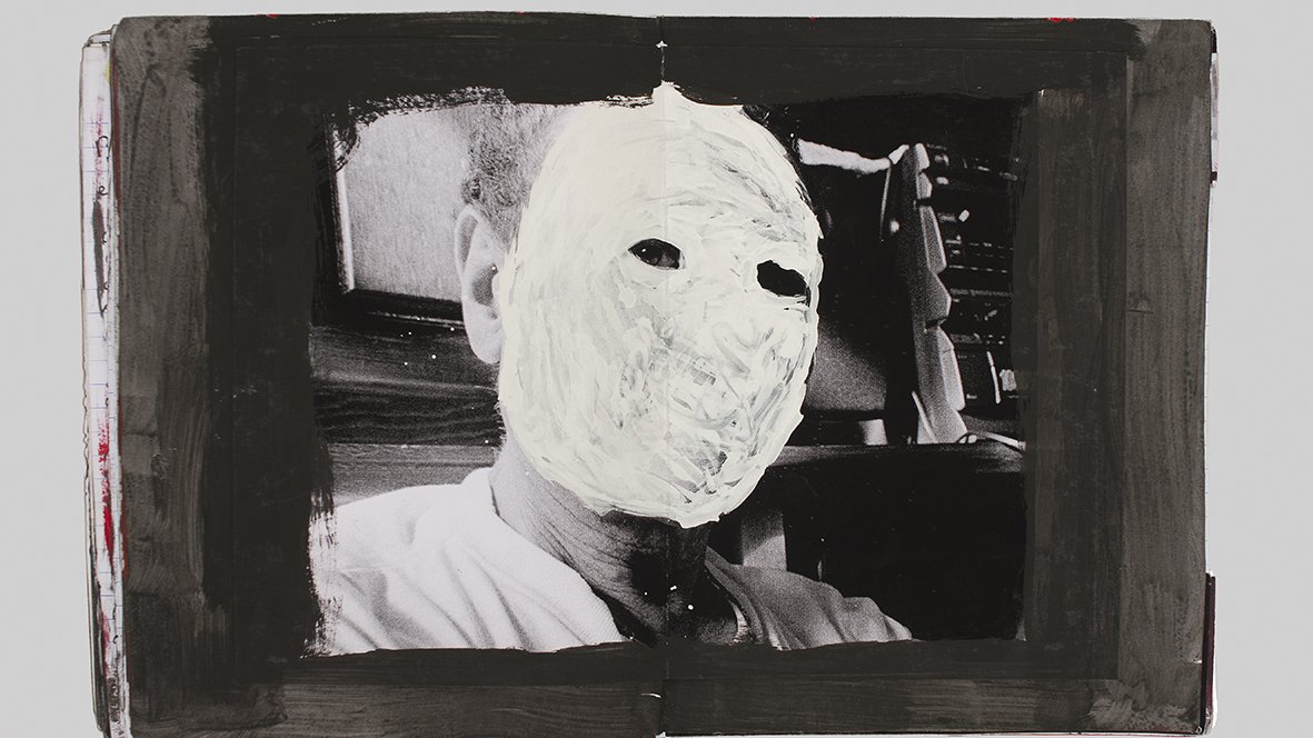 L'image présente une photographie en noir et blanc d'un visage, mais celui-ci est recouvert d'une peinture blanche qui dissimule complètement les traits du visage. La photo est encadrée par une bordure noire, ce qui attire l'attention sur le contraste entre le fond sombre et la surface blanche du visage. Ce traitement artistique crée une atmosphère intrigante et mystérieuse, en poussant le spectateur à réfléchir sur l'identité et l'anonymat.