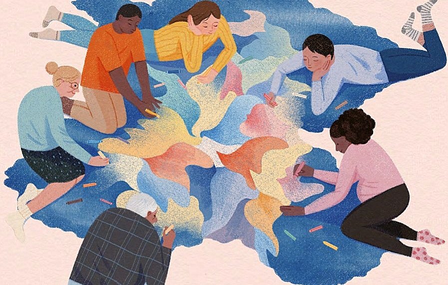 L'image représente un groupe de six personnes, assises au sol et penchées sur un tapis coloré. Elles sont engagées dans une activité artistique, utilisant des craies ou des crayons de couleur pour dessiner sur le sol. Les personnages, de différentes ethnies et genres, semblent concentrés et collaboratifs, entourés de nuances de couleurs pastel qui se mélangent. L'ambiance générale est créative et conviviale, soulignant l'idée de partage et de communauté à travers l'art.