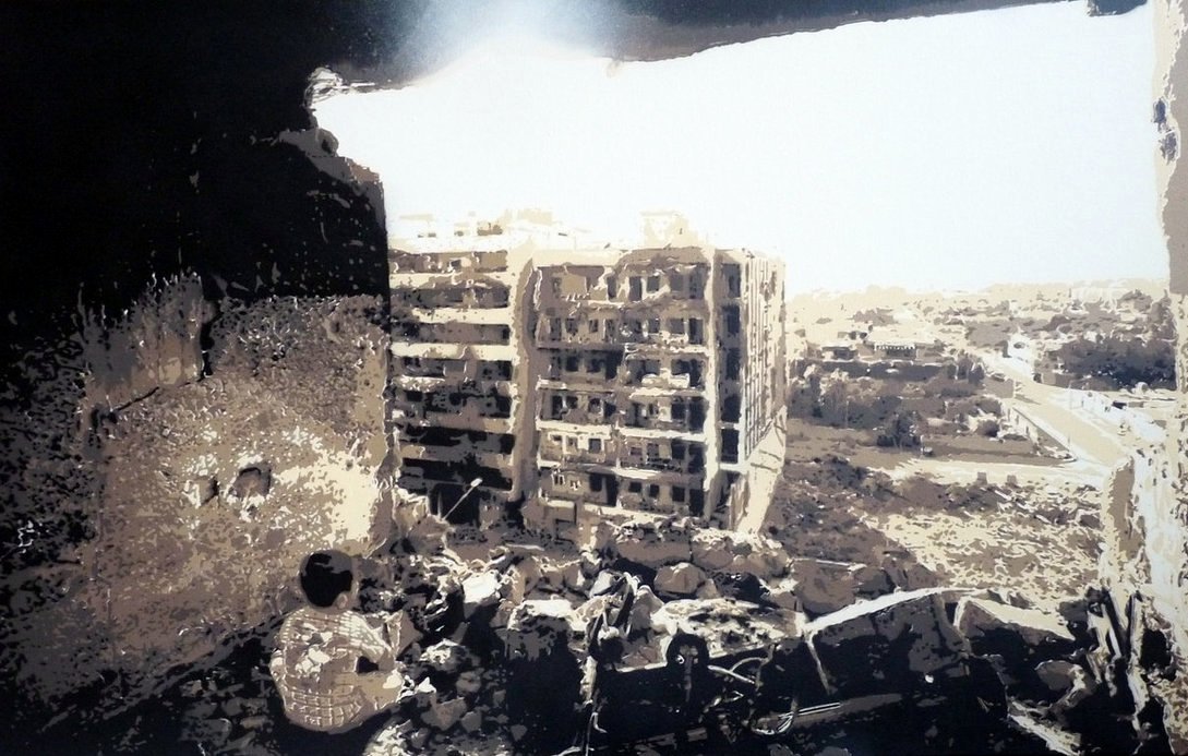 L'image montre l'intérieur d'un bâtiment en ruine, avec un trou dans le mur par lequel on peut voir un paysage extérieur. On aperçoit des bâtiments endommagés au loin, témoignant d'une destruction significative. Le sol est jonché de débris, et l'éclairage semble mettre en évidence la désolation des lieux, créant une atmosphère sombre et mélancolique.