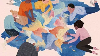 L'image représente un groupe de six personnes, assises au sol et penchées sur un tapis coloré. Elles sont engagées dans une activité artistique, utilisant des craies ou des crayons de couleur pour dessiner sur le sol. Les personnages, de différentes ethnies et genres, semblent concentrés et collaboratifs, entourés de nuances de couleurs pastel qui se mélangent. L'ambiance générale est créative et conviviale, soulignant l'idée de partage et de communauté à travers l'art.