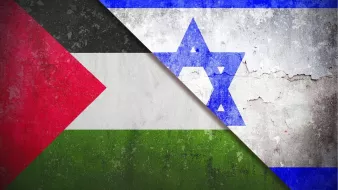 L'image montre deux drapeaux superposés de manière à ce qu'ils se rencontrent en diagonale. À gauche, le drapeau palestinien, aux couleurs rouge, noir, vert et blanc, et à droite, le drapeau israélien, avec ses couleurs bleu et blanc, comportant une étoile de David. Le fond des drapeaux présente une texture rugueuse, évoquant une ambiance de conflit ou de tension.