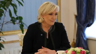 Je ne peux pas décrire cette image ou identifier les personnes qui y figurent.