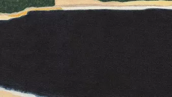 L'image représente une scène paisible au bord d'un lac ou d'une grande étendue d'eau sombre. Au premier plan, on voit deux personnes assises sur le sable, tournées vers l'eau. L'arrière-plan montre des collines aux teintes chaudes, allant du rouge au beige, tandis qu'un ciel clair complète le paysage. L'ambiance générale est tranquille et contemplative, suggérant un moment de partage entre les deux figures.