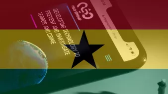 L'image montre un téléphone portable affichant des informations sur une application ou un site lié au développement de technologies pour enquêter sur le terrorisme et le crime. L'arrière-plan évoque le drapeau du Ghana, avec une étoile noire au centre, symbolisant probablement une connexion ou un lien avec le pays. On peut également voir une silhouette d'une personne projetée sur la surface en rapport avec le contexte technologique.