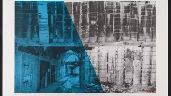 Image en noir et blanc avec des motifs bleus, montrant des murs et des ruines délabrées.