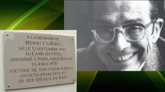 L'image présente une plaque commémorative en mémoire d'Henri Curiel, né le 13 septembre 1914 au Caire, en Égypte, et assassiné à Paris le 4 mai 1978. La plaque souligne son engagement anticolonialiste et ses idéaux de paix. À côté de cela, on voit également un portrait d'Henri Curiel, où il affiche un sourire, témoignant de son caractère engagé et de son humanité.