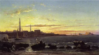 L'image représente un paysage côtier au crépuscule, avec un ciel teinté de nuances dorées et orangées. À gauche, des navigateurs près des rochers et un voilier sont visibles, tandis qu'à droite, des silhouettes de bâtiments et de structures portuaires se dessinent sur l'horizon. La lumière du soleil couchant reflète sur l'eau calmes, créant une atmosphère paisible et sereine. Le tout évoque une scène maritime typique, avec une harmonie entre la nature et l'activité humaine.