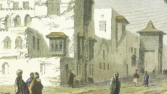 L'image montre une scène urbaine dans un style architectural traditionnel. On peut voir des bâtiments à plusieurs étages avec des balcons et des fenêtres typiques, dont certaines semblent être en ruine. Des personnes marchent dans la rue, certaines en groupes, d'autres seules, vêtues de vêtements traditionnels. L'ambiance de l'image évoque une période historique, probablement dans un contexte orientale ou méditerranéen, avec des couleurs douces et une lumière naturelle. Le paysage est urbain, avec des détails architecturaux qui témoignent d'un passé riche.