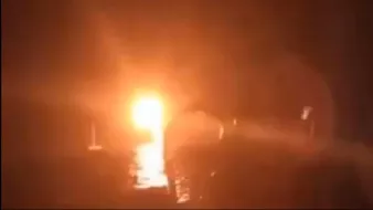 Une lumière intense brille dans l'obscurité, créant une atmosphère mystérieuse.