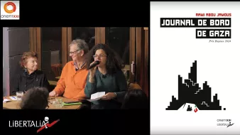L'image montre un événement en cours avec des participants assis autour d'une table. À gauche, un homme et une femme discutent, la femme tenant un micro et s'adressant à l'audience. L'homme à ses côtés sourit et semble attentif. À droite, il y a une couverture d'un livre intitulé "Journal de bord de Gaza", avec des éléments graphiques stylisés. Le tout évoque une ambiance conviviale et engagée, orientée vers la discussion d'une œuvre littéraire ou d'une thématique importante.