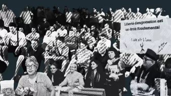 Des manifestants réunis, portant des pancartes sur la liberté d'expression.