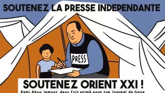 Un journaliste écrit sous une tente, accompagné d'un enfant, avec un message de soutien à la presse.