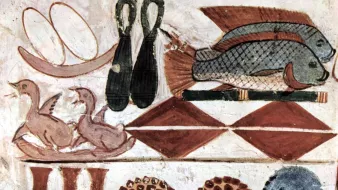L'image représente une peinture murale égyptienne ancienne avec plusieurs éléments alimentaires. On y voit des poissons, des oiseaux (probablement des canards), ainsi que des motifs géométriques en rouge et blanc. Il y a aussi des vases et des paniers, suggérant un repas ou une scène de banquet. Ces représentations étaient souvent utilisées dans les tombes pour symboliser l'abondance et la vie éternelle.