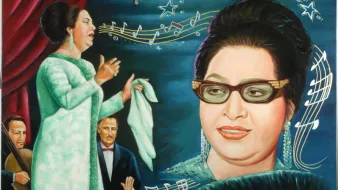 L'image représente une peinture mettant en avant une chanteuse sur scène, vêtue d'une robe élégante et tenant un mouchoir. Elle est accompagnée de musiciens en arrière-plan, créant une atmosphère musicale. Au-dessus d'elle, des notes de musique et des étoiles ajoutent une touche dynamique à la composition. Un portrait d'une femme avec des lunettes stylées est également présent, suggérant une connexion entre deux moments ou deux personnalités artistiques. L'ensemble dégage une ambiance festive et artistique.