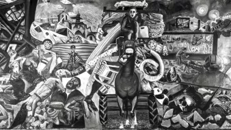 L'image semble représenter une scène complexe et dynamique, dominée par un mélange d'éléments figuratifs et symboliques. Au centre, on peut voir un cheval, qui attire l'attention par sa posture. Autour de lui, il y a une multitude d'objets et de personnages, créant une sorte de chaos visuel. Les formes sont stylisées en noir et blanc, ce qui accentue le contraste et l'intensité de l'œuvre. L'environnement présente des débris, des bâtiments, et des figures humaines, suggérant des thèmes de lutte, de destruction ou de désolation. Les détails montrent des éléments de la vie quotidienne, probablement en lien avec des conflits ou des bouleversements sociaux. L'ensemble de la composition pourrait évoquer des réflexions sur la condition humaine, l'impact de la guerre ou des crises, tout en mettant en avant la résilience symbolisée par le cheval.