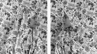 Deux femmes en profil, voilées, devant un fond fleuri en noir et blanc.