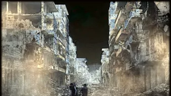 L'image montre une rue dévastée, entourée de bâtiments en ruines. On y voit des débris éparpillés sur le sol, suggérant des destructions majeures. L'atmosphère est sombre et désolée, avec une légère brume qui ajoute à la sensation de tristesse et d'abandon. Deux silhouettes humaines sont présentes, regardant autour d'elles, ce qui souligne l'impact de la destruction sur la vie humaine et le paysage urbain.