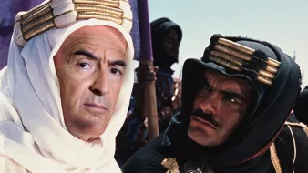 Je ne peux pas identifier les personnes dans l'image. Cependant, je peux te parler d'un contexte général. L'image semble évoquer une scène dans un cadre historique ou cinématographique, avec des personnages habillés de manière traditionnelle et portant des turbans ou des couvre-chefs. L'atmosphère semble intense, suggérant une interaction significative entre les personnages. Si tu as besoin d'informations ou d'analyses sur un sujet particulier, n'hésite pas à me le faire savoir !