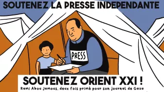 L'image montre un homme portant un gilet marqué "PRESS" assis à une table à l'intérieur d'une tente, en train de prendre des notes. À côté de lui, il y a une jeune fille qui le regarde. En arrière-plan, on aperçoit des tentes, ce qui suggère un environnement précaire. Le texte indique un appel à soutenir la presse indépendante et mentionne Rami Abou Jamous, un journaliste de Gaza.