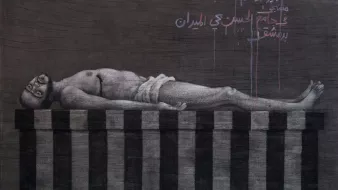 L'image représente une scène poignante avec un corps allongé sur une surface, probablement évoquant des thèmes de souffrance ou de mort. Les détails sont rendus avec une grande précision, suggérant une atmosphère sombre et réfléchie. En arrière-plan, des inscriptions en arabe ajoutent une dimension poétique et symbolique à l'œuvre, renforçant le message émotionnel que l'artiste souhaite transmettre. La composition générale évoque des réflexions sur la vulnérabilité humaine et les réalités tragiques de la condition humaine.