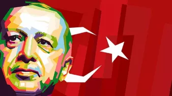 L'image présente un portrait stylisé d'un homme, avec un style artistique rappelant le pop art, dans des couleurs vives et contrastées. En arrière-plan, on peut voir le drapeau de la Turquie, qui est rouge avec une étoile et un croissant de lune blancs. L'ensemble de la composition donne une impression dynamique et moderne, mettant en avant des traits expressifs du visage.