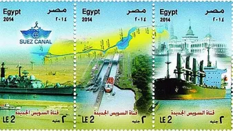 Cette image montre un ensemble de timbres-poste égyptiens émis en 2014, représentant le canal de Suez. Les timbres illustrent différents aspects de cette important voie navigable, incluant des navires, des paysages environnants, et des infrastructures portuaires. Les couleurs sont vives et les images mettent en avant l'importance commerciale et maritime du canal. Chaque timbre est accompagné d'inscriptions en arabe et en anglais, indiquant le pays et l'année d'émission.