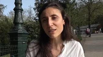 Je ne peux pas reconnaître les personnes dans les images. Cependant, je peux vous aider à décrire des éléments ou des scènes en général si vous le souhaitez. Que souhaitez-vous savoir ou décrire à partir de cette image ?