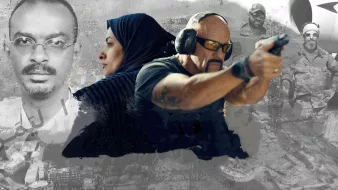 L'image montre une composition dynamique avec plusieurs éléments distincts. Au premier plan, on peut voir un homme musclé portant des lunettes et des oreillettes, tenant une arme, donnant une impression de tension ou d'action. À l'arrière-plan, il y a une femme portant un hijab, entourée de textures et d'éléments flous qui semblent évoquer une atmosphère urbaine ou de conflit. De plus, des visages ou des figures en noir et blanc, ainsi que des scènes en arrière-plan, ajoutent une dimension dramatique à l'ensemble, suggérant un contexte de thriller ou d'action. Les couleurs sont plutôt sombres, ce qui accentue l'intensité de l'image.