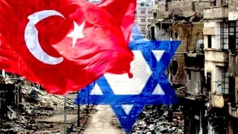 L'image représente un paysage urbain dégradé, probablement en ruines, avec des bâtiments partiellement écroulés et des débris éparpillés. Au premier plan, on voit les drapeaux de la Turquie et d'Israël superposés, suggérant une juxtaposition ou un contraste entre les deux pays. L'arrière-plan évoque un environnement de conflit ou de crise.