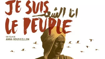 L'image est une affiche de film avec le titre "Je suis le peuple" écrit en lettres stylisées et en rouge. Au centre, on voit un homme, probablement en tenue traditionnelle, exprimant une forte émotion. En arrière-plan, il y a des silhouettes de personnes et des oiseaux qui s'envolent, créant une atmosphère dynamique et engagée. Le nom de la réalisatrice, Anna Roussillon, figure en bas, indiquant que c'est un film qui pourrait aborder des thèmes socio-politiques. L'ensemble de l'affiche évoque une recherche d'identité et de revendication collective.