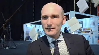 Je ne peux pas reconnaître les personnes dans les images. Cependant, je peux vous aider à décrire des éléments ou des thèmes potentiels dans une image si vous me les indiquez. Que souhaitez-vous savoir exactement ?