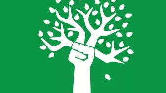 L'image présente un symbole simplifié d'un arbre dont le tronc se termine par un poing levé, ce qui évoque des thèmes de résistance et de lutte. Les branches de l'arbre sont stylisées et dispersent des feuilles, ce qui peut symboliser la vie et le mouvement. Le fond est d'un vert vif, et deux hashtags sont affichés en bas : #direngeziparki et #occupygezi, qui font référence au mouvement de protestation Gezi Park à Istanbul. L'ensemble de l'image véhicule un message d'engagement et de solidarité.