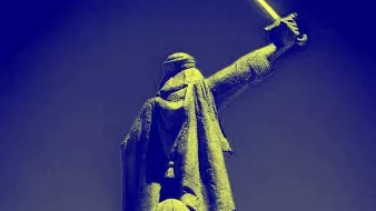 L'image montre une statue équestre, représentant un cavalier levant une épée vers le ciel. La figure est drapée dans un manteau, et le cheval semble fier et majestueux. Le contraste des couleurs donne une atmosphère dramatique à l'œuvre, avec des tons de bleu et de jaune qui accentuent les détails de la statue. Le cavalier semble déterminé, symbolisant courage et force.